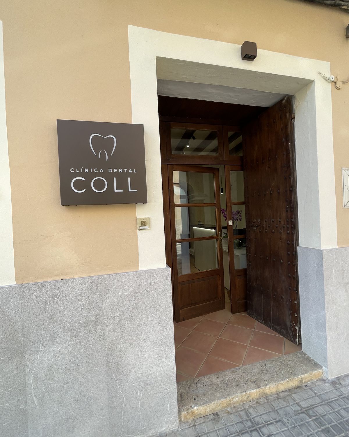 Puerta de entrada de Clínica Dental Coll