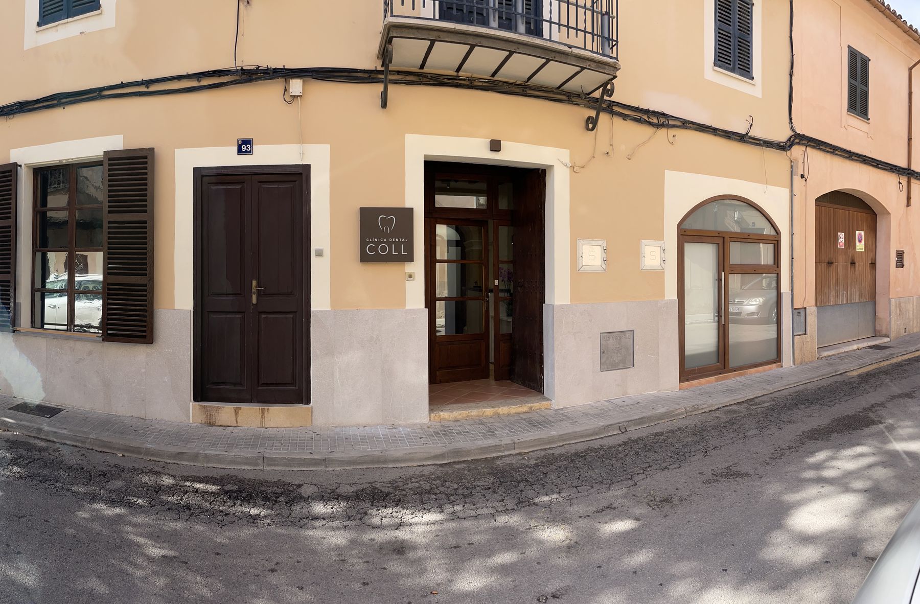 Así es nuestra fachada: busca el rótulo de Clínica Dental Coll junto a la puerta.