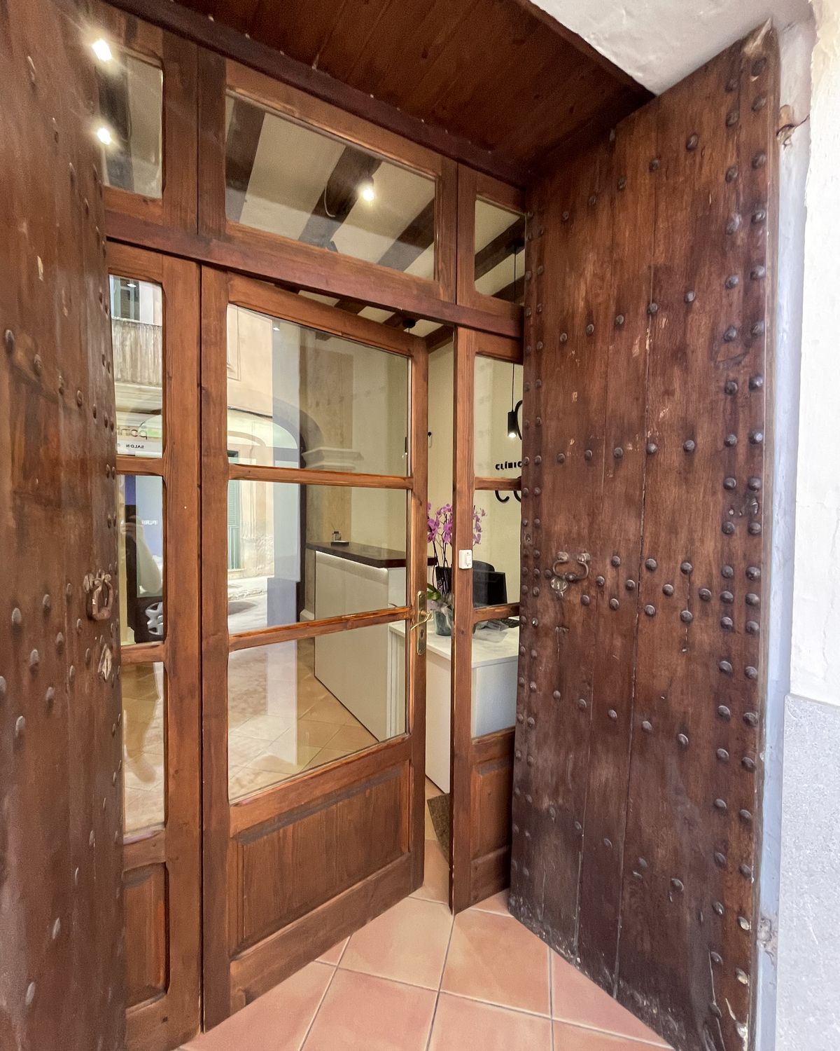 Puerta de madera original de la casa, en la entrada de la clínica