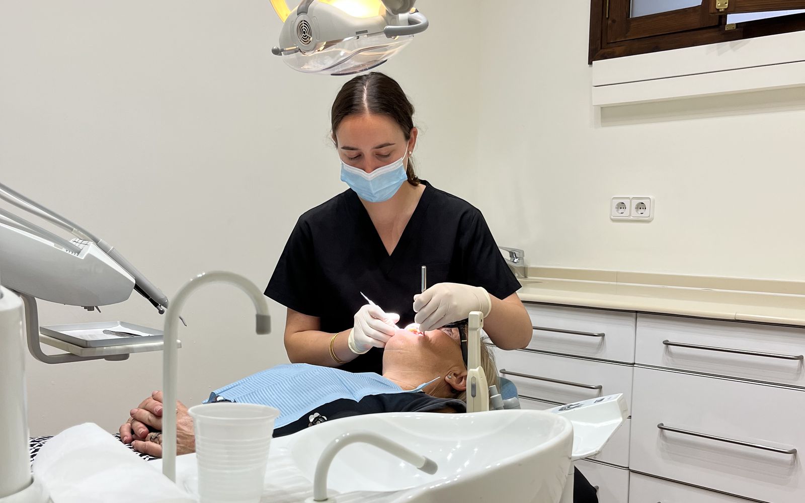 Revisión dental en el gabinete de Clínica Dental Coll